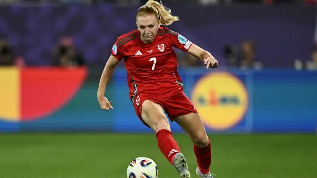 Wales' midfielder #07 Ceri Holland runs with the ball
