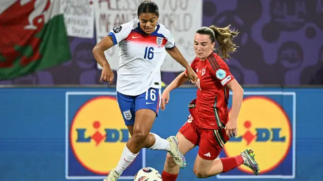 England's defender #16 Jessica Carter fight for the ball with Wales' forward #20 Carrie Jones