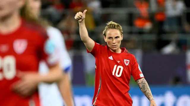 Wales' midfielder #10 Jessica Fishlock gives the thumb up