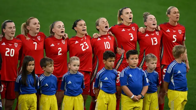 The players of Wales sing their national anthem