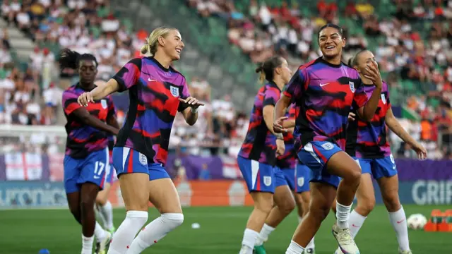 Chloe Kelly and Jessica Carter of England warm up