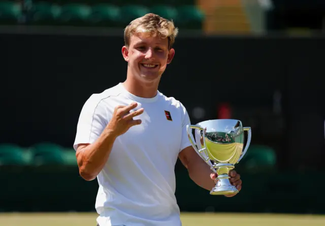 Niels Vink with the quad singles trophy