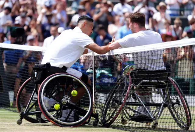 Tokito Oda and Alfie Hewett shake hands
