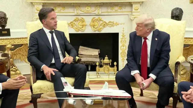Mark Rutte speaking to Trump in the Oval Office