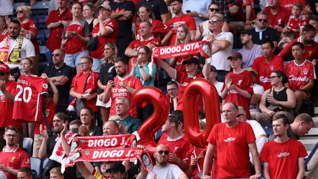 Fan de Liverpool avec 20e ballons et écharpe pour commémorer Diogo Jota