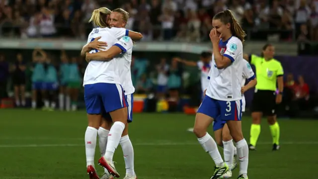 Beth Mead celebrates with her teammates