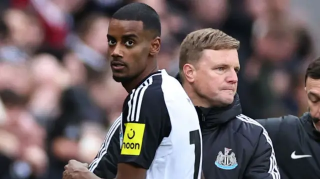 Alexander Isak of Newcastle United with Eddie Howe