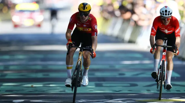 Jonas Abrahamsen beats Mauro Schmid to win stage 11 of the 2025 Tour de France
