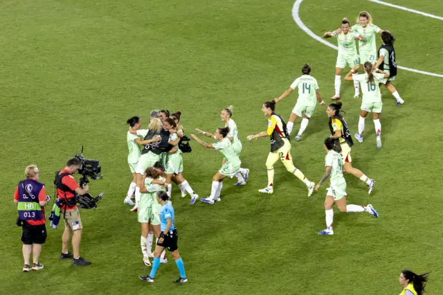 Players of Italy celebrate winning the UEFA Women's EURO 2025 quarter final soccer match between Norway and Italy in Geneva, Switzerland, 16 July 2025.