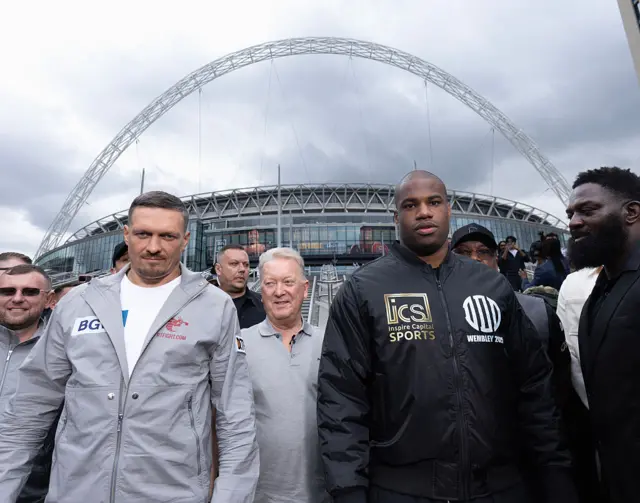 Oleksandr Usyk, Frank Warren and Daniel Dubois in front of Wembley Stadium