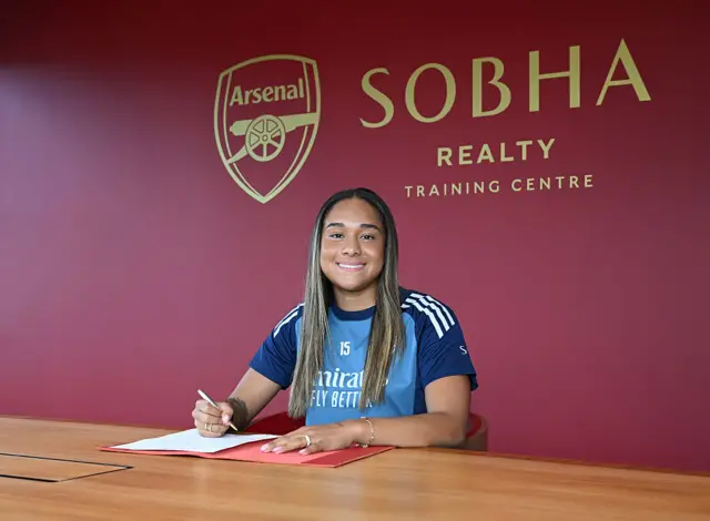Olivia Smith signs for Arsenal