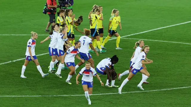 Players of England celebrate after Smilla Holmberg of Sweden (not pictured) misses the team's seventh penalty in the penalty shoot out which results in an England victory and their subsequent progression to the semi finals following the UEFA Women's EURO 2025 Quarter-Final match between Sweden and England at Stadion Letzigrund