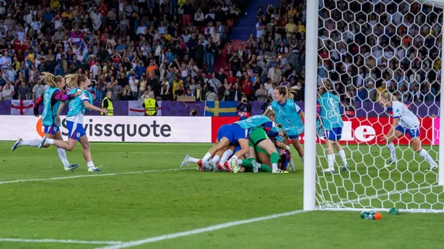 Players of England celebrate during the UEFA Womens EURO 2025 Quarter-Final match between Sweden and England at Stadion Letzigrund on July 17, 2025 in Zurich, Switzerland