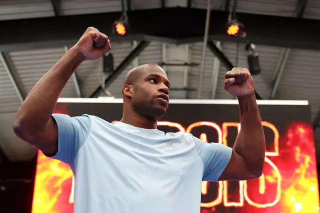 Daniel Dubois flexing
