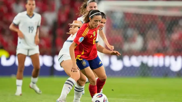 Bonmati under pressure with the ball