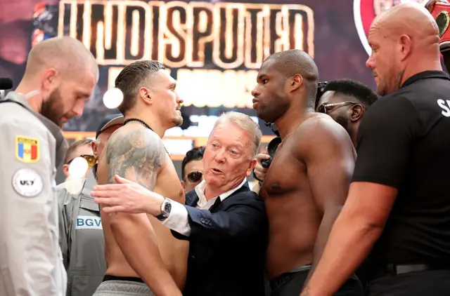 Frank Warren gets between Oleksandr Usyk and Daniel Dubois