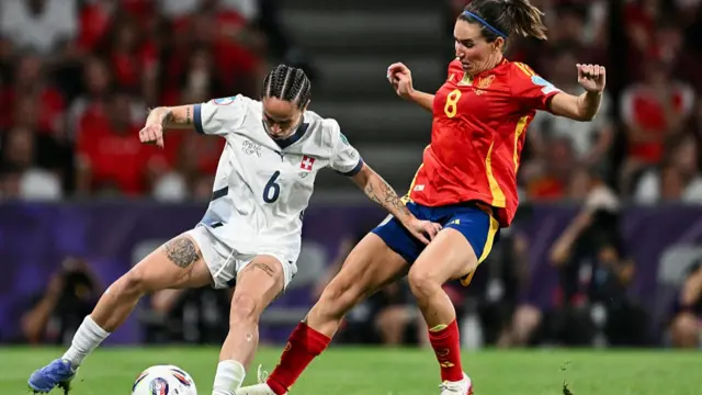 Switzerland's forward #06 Geraldine Reuteler fights for the ball with Spain's midfielder #08 Mariona Caldentey