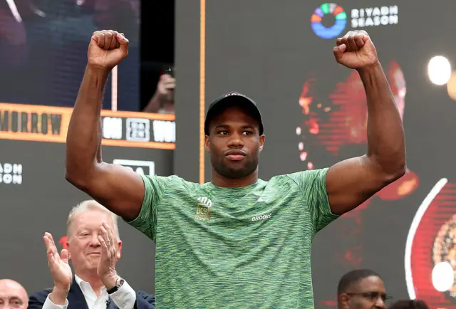 Daniel Dubois in green top and baseball hat