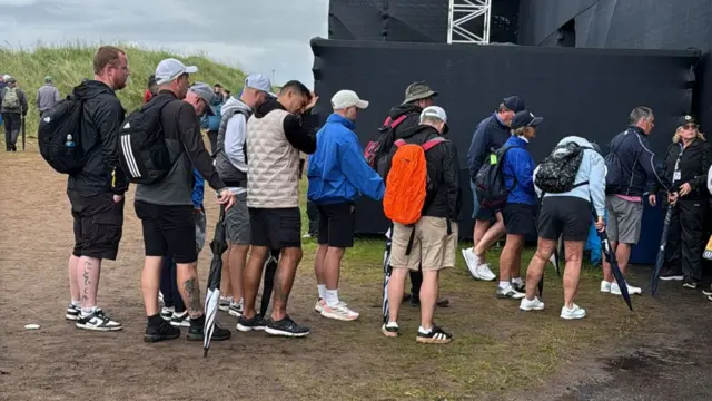 queue at the 18th