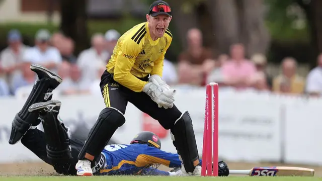 Gloucestershire wicketkeeper Cameron Bancroft appeals unsuccessfully for the run out of Sussex Shark's Tom Alsop