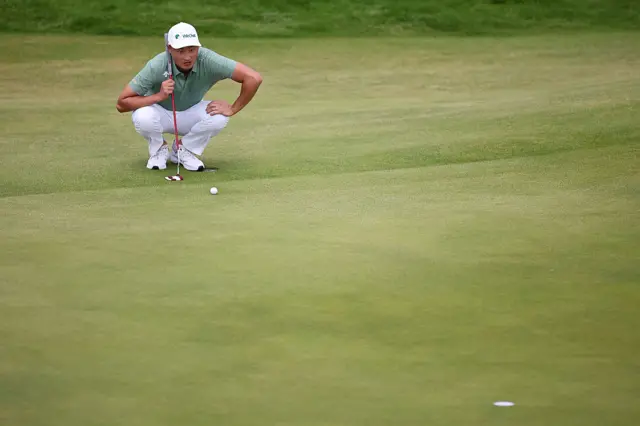 Haotong Li lines up a birdie putt
