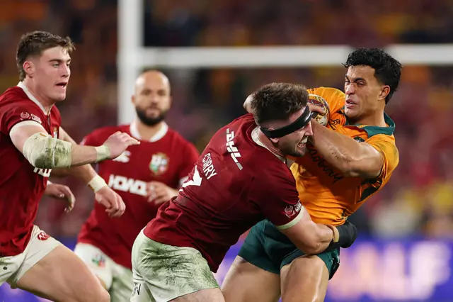 Curry tackles Suaalii