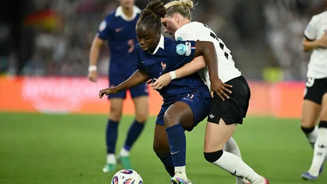 France's midfielder #17 Sandy Baltimore (L) and Germany's midfielder #17 Franziska Kett fight for the ball