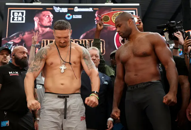 Oleksandr Usyk flexing next to Daniel Dubois