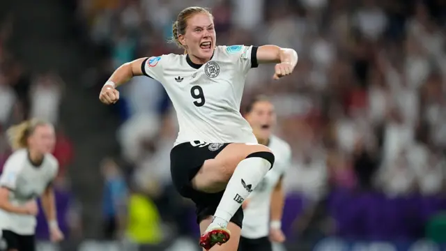 Sjouke Nusken celebrating her goal