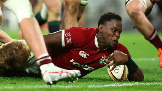 Maro Itoje scores a try