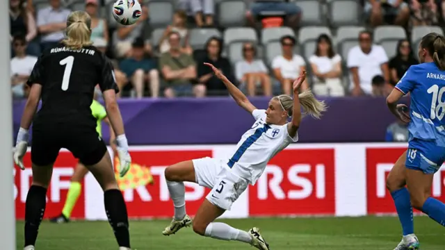 Finland's defender #05 Emma Koivisto (C) fights for the ball with Iceland's goalkeeper #01 Cecilia Runarsdottir (L) during the UEFA Women's Euro 2025 Group A football match between Iceland and Finland at the Arena Thun stadium