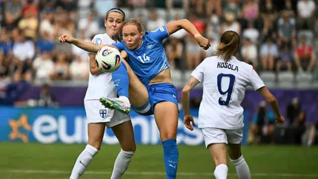 Finland's defender #06 Joanna Tynnila fights for the ball with Iceland's forward #14 Hlin Eiriksdottir during the UEFA Women's Euro 2025 Group A football match between Iceland and Finland at the Arena Thun stadium