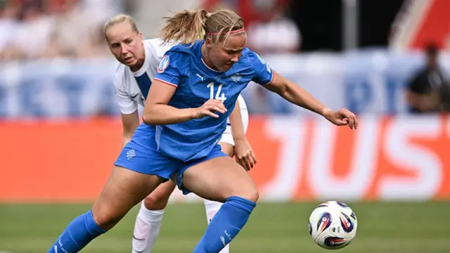 Finland's midfielder #20 Eveliina Summanen (L) fights for the ball with Iceland's forward #14 Hlin Eiriksdottir (R) during the UEFA Women's Euro 2025 Group A football match between Iceland and Finland at the Arena Thun stadium in Thun