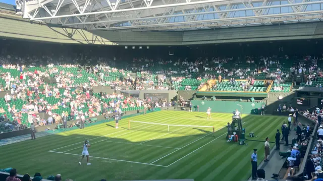 Emma Raducanu and Marketa Vondrousova warm up