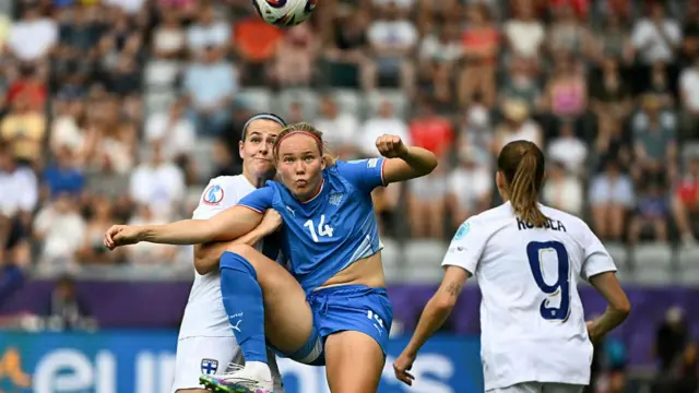 Finland's defender #06 Joanna Tynnila (L) fights for the ball with Iceland's forward #14 Hlin Eiriksdottir (C) during the UEFA Women's Euro 2025 Group A football match between Iceland and Finland at the Arena Thun stadium in Thun on July 2