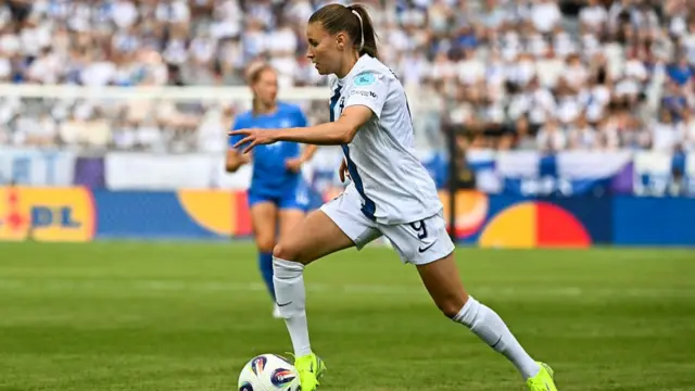 Finland's midfielder #09 Katariina Kosola runs with the ball during the UEFA Women's Euro 2025 Group A football match between Iceland and Finland at the Arena Thun stadium