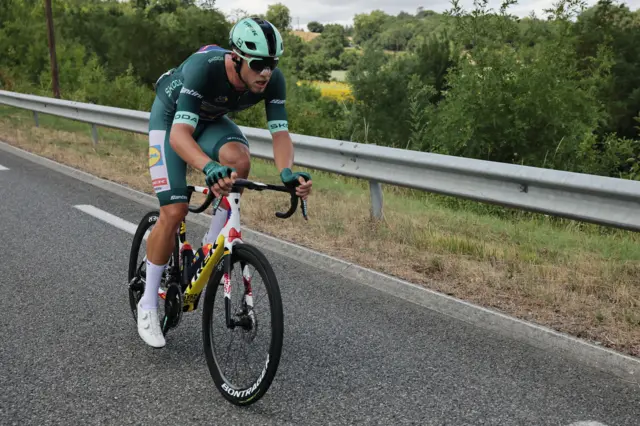 Jonathan Milan in action at Tour de France stage 15