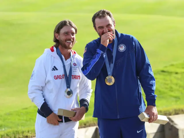 Tommy Fleetwood (l) and Scottie Scheffler (r) at the 2024 Paris Olympics