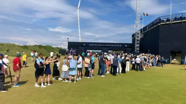 Queue at the 18th