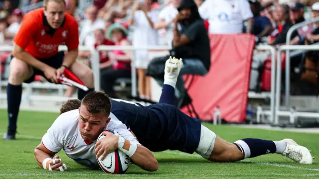 Jack van Poortvliet goes over for a try