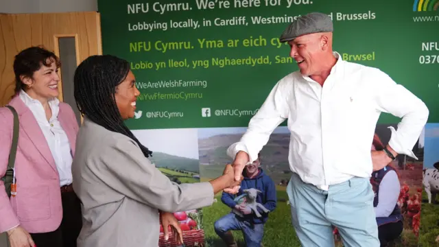 Kemi Badenoch yn ysgwyd llaw Gareth Wyn Jones