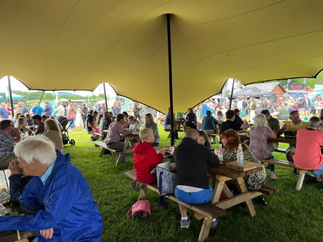Pobl yn cael bwyd