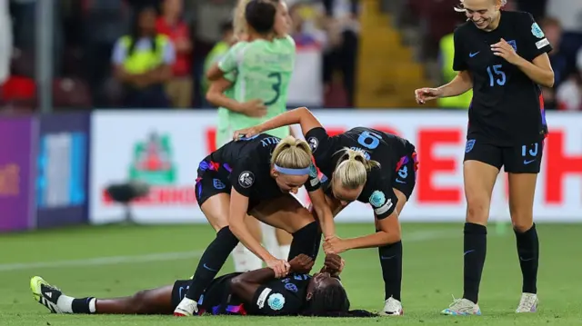 Chloe Kelly and Beth Mead of England celebrate with Michelle Agyemang