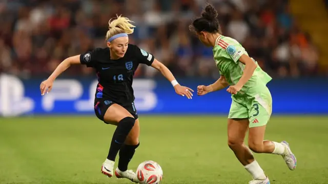 Chloe Kelly of England controls the ball whilst under pressure from Lucia Di Guglielmo of Italy