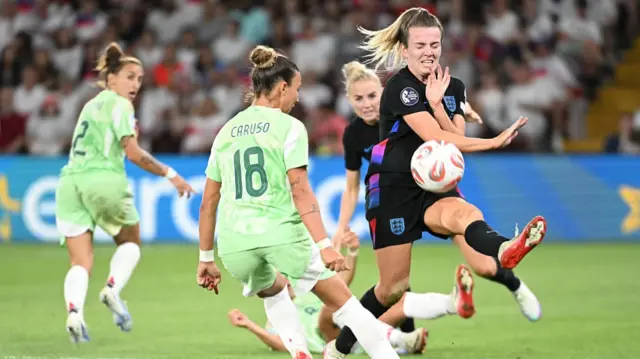 Arianna Caruso of Italy (c) against Lauren Hemp of England (r)