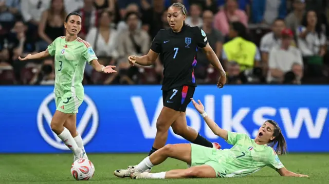 England's forward #07 Lauren James (C) is tackled by Italy's forward #07 Sofia Cantore (R)