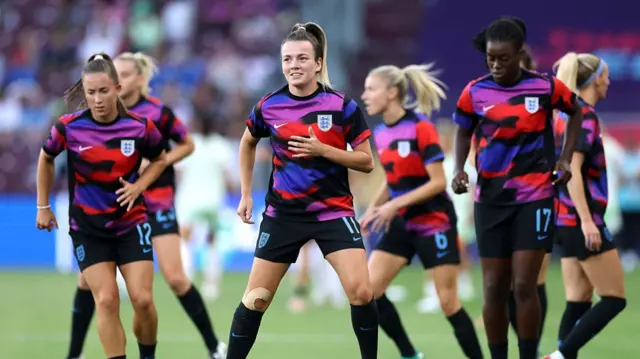 Lauren Hemp of England warms up with her teammates