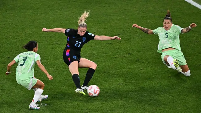 Alessia Russo (C) takes a shot in front of Italy's defender #03 Lucia Di Guglielmo