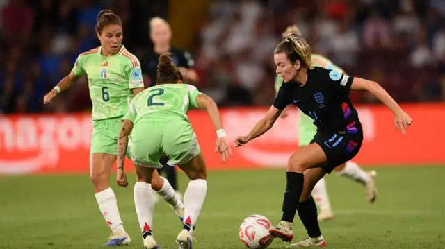 Lauren Hemp of England is put under pressure by Manuela Giugliano and Elisabetta Oliviero of Italy