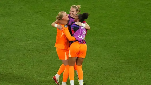 Hannah Hampton, Lotte Wubben-Moy and Khiara Keating of England celebrate at full-time